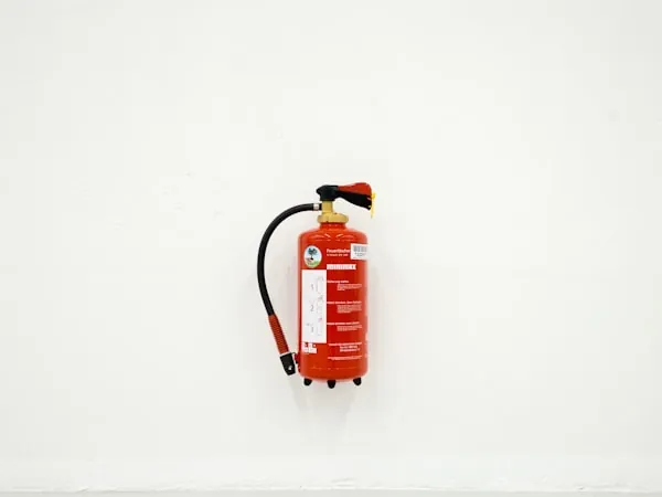 Extintor portátil instalado en muro de oficina