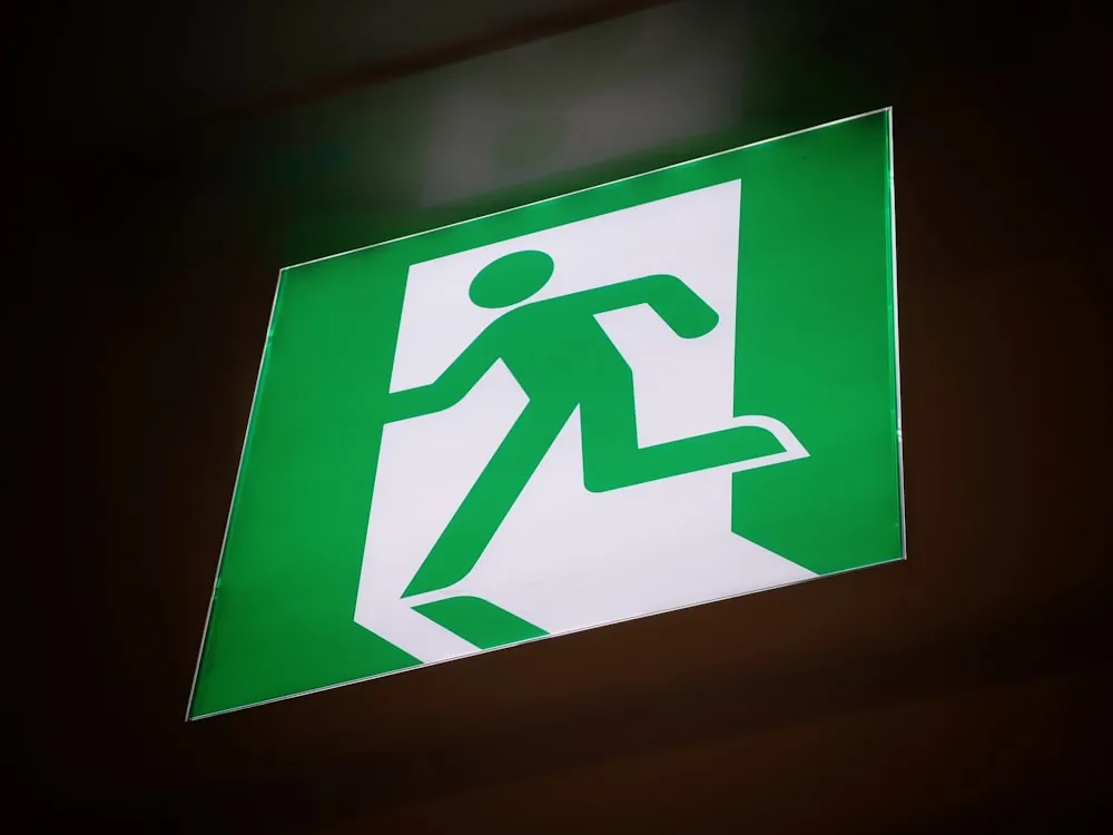 Señal de salida de emergencia iluminada instalada en interior