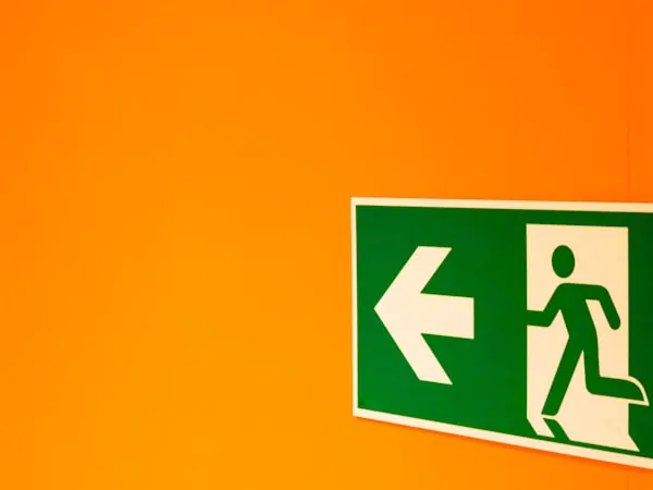 Señal de salida de emergencia con pictograma y flecha direccional
