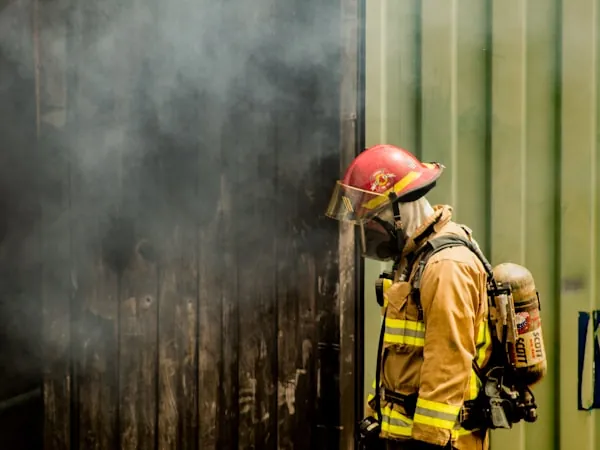 Bombero de perfil con ensamble completo y equipo de respiración