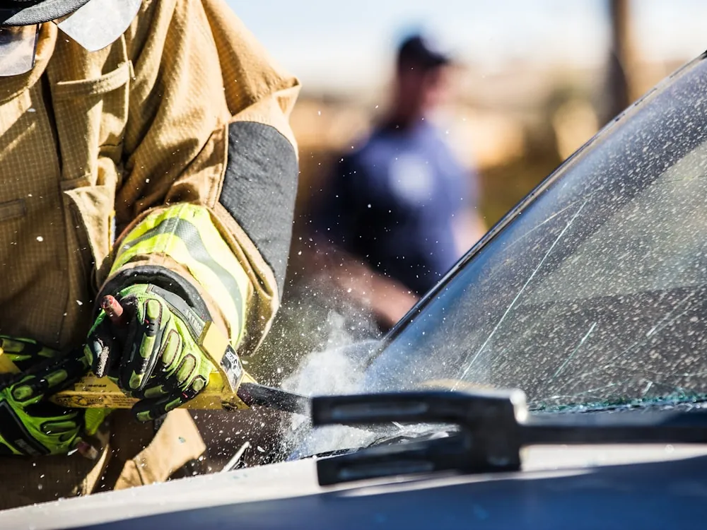 Bombero trabajando con herramienta de rescate sobre un vehículo