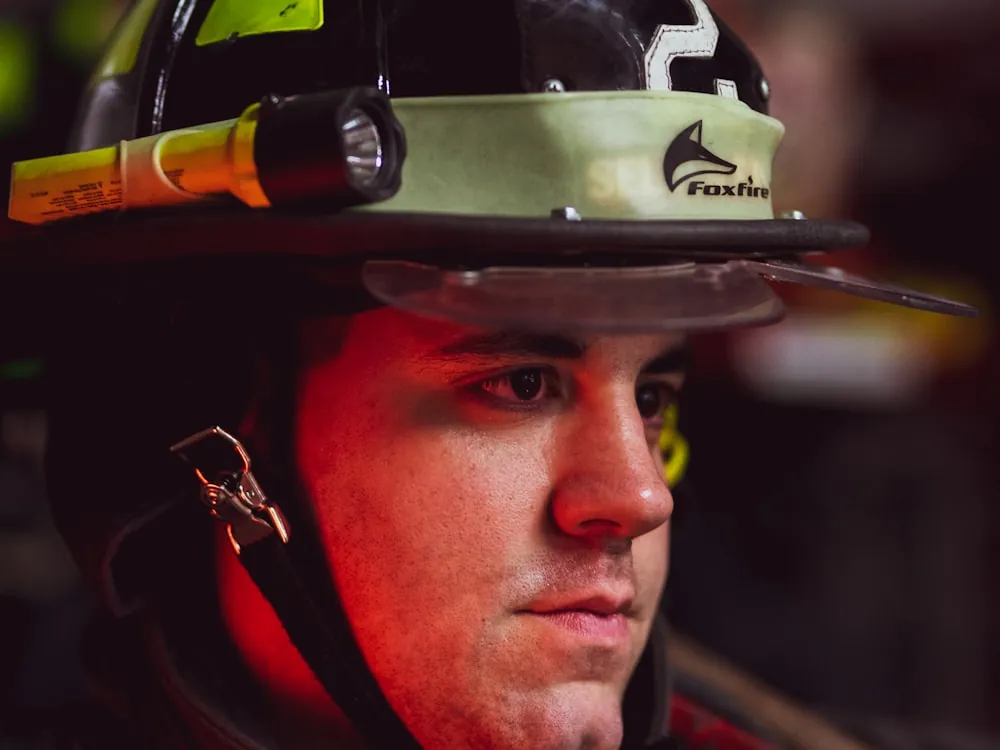 Brigadista forestal equipado con casco y protección personal antes de entrar a la línea
