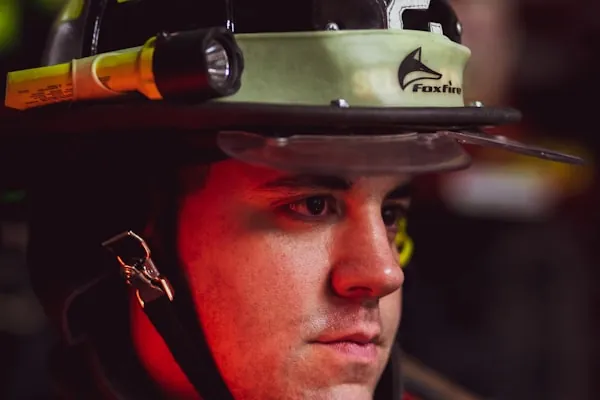 Rostro de bombero con casco estructural y lámpara integrada