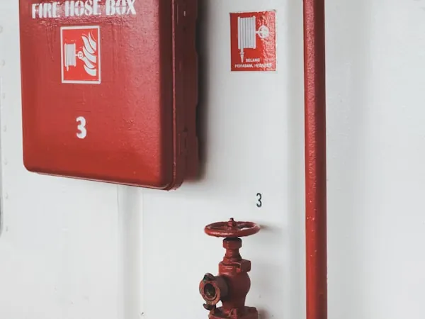 Gabinete de manguera contra incendio instalado en muro