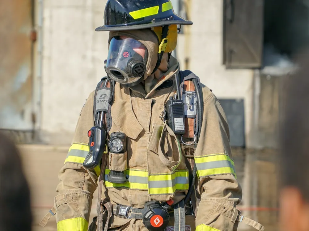 Bombero con traje estructural completo, casco y equipo de respiración autónoma