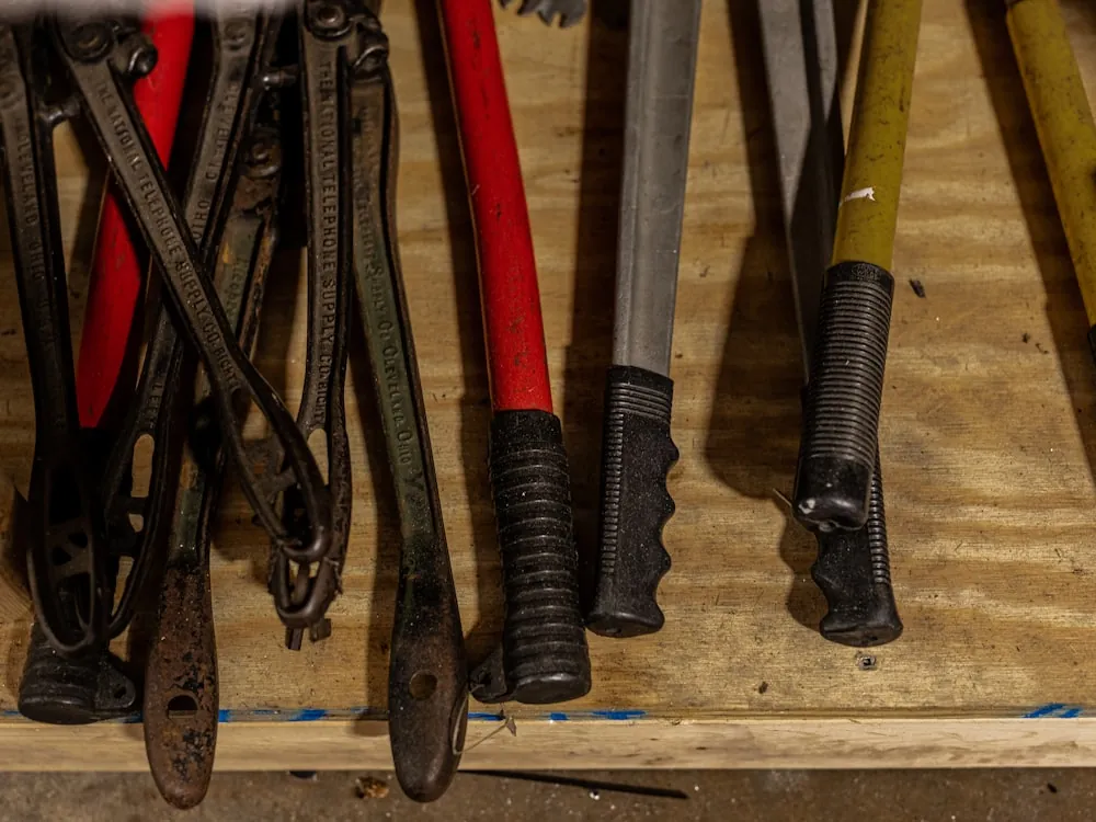 Barras y herramientas manuales de rescate ordenadas para despliegue