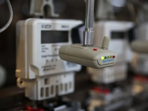 Sensor de gas instalado junto a medidores en cuarto de máquinas
