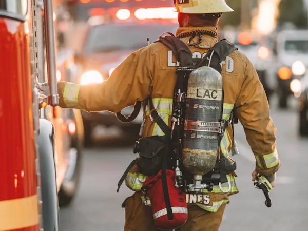 Bombero con cilindro SCBA en la espalda durante una intervención