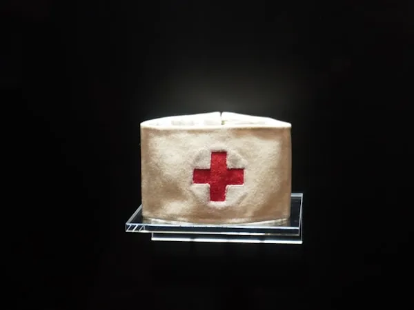 Gabinete de primeros auxilios montado en muro y señalizado