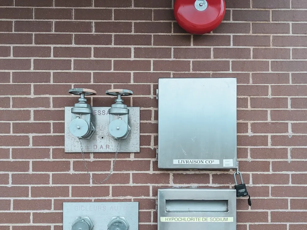 Gabinete de panel de control contra incendio instalado en muro exterior
