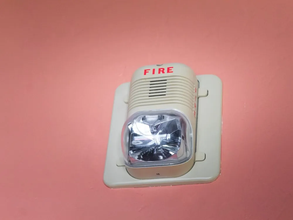 Sirena con estrobo de alarma contra incendio instalada en muro interior