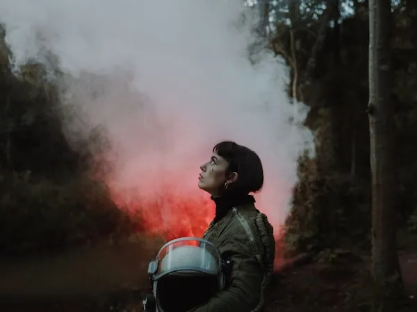 Brigadista con casco trabajando entre humo durante un incendio forestal