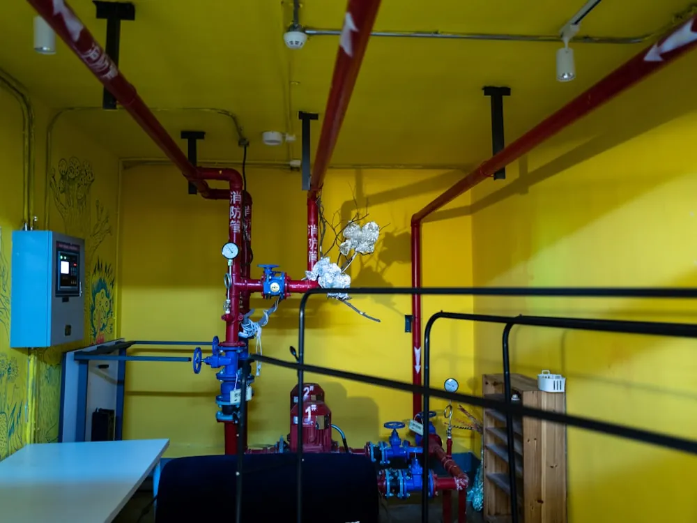 Cuarto de bombas contra incendio con red de tubería y válvulas