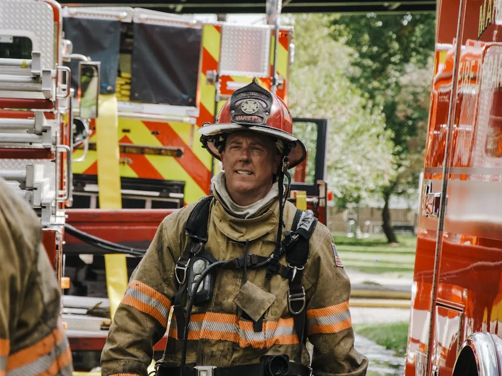 Casco de bombero con visera y protección facial en escena