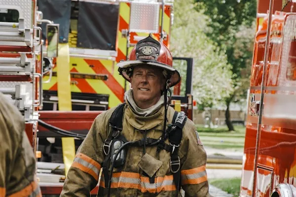 Casco tradicional de bombero con visera y careta de protección facial