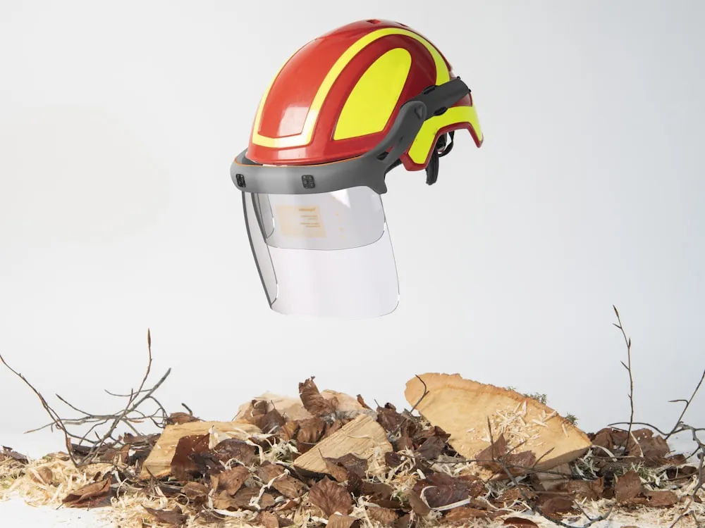 Casco forestal ligero con visor de malla y protector auditivo