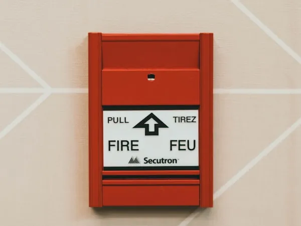 Estación manual de alarma tipo palanca en muro interior