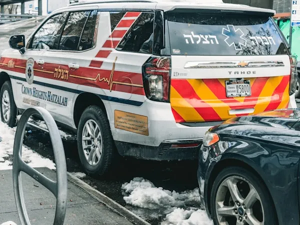 Escena de accidente vehicular atendida por servicios de emergencia