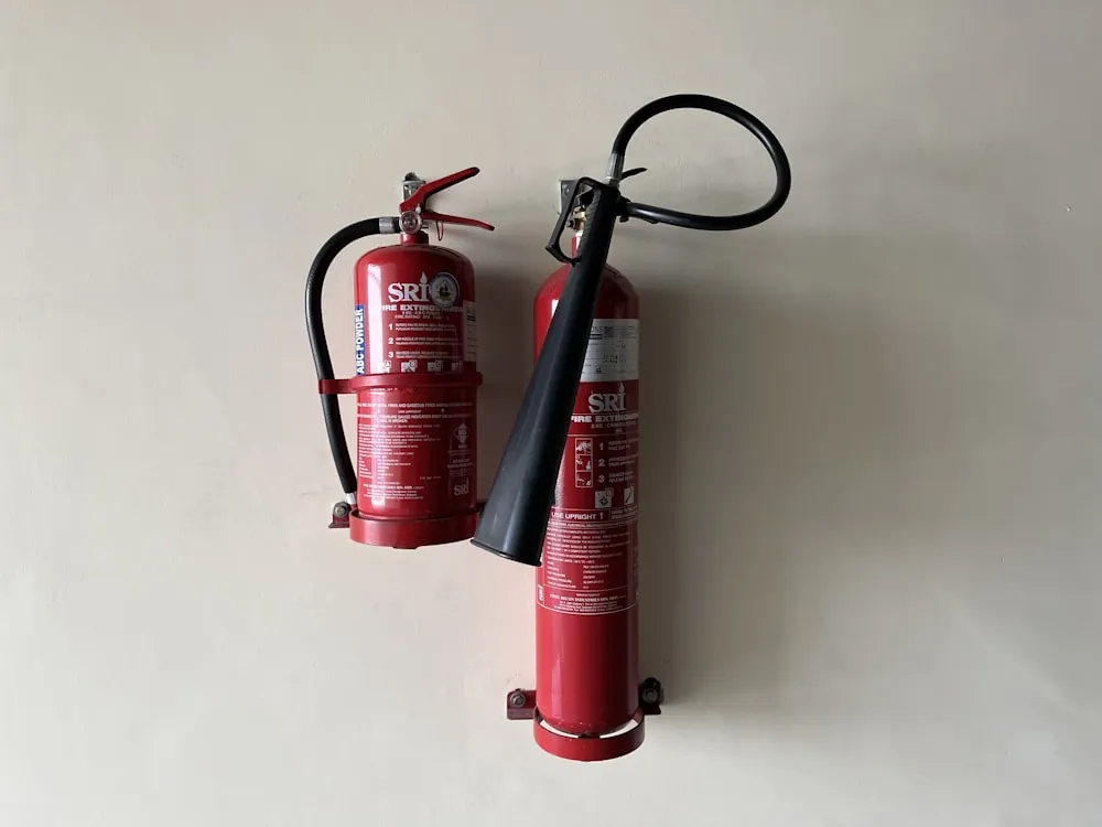 Extintor de CO₂ con corneta difusora listo para operar