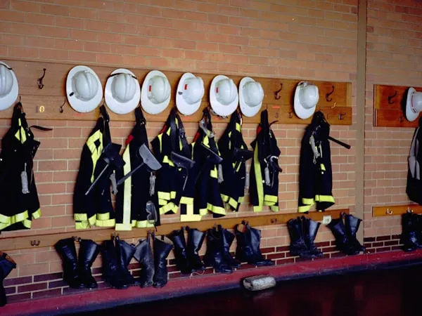 Rack de equipo de protección personal listo en una estación de bomberos