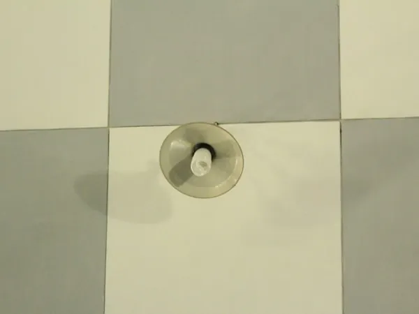 Dispositivo de protección instalado en plafón de recinto