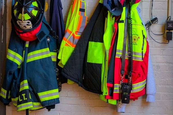 Chaquetones estructurales colgados en el vestidor de la estación