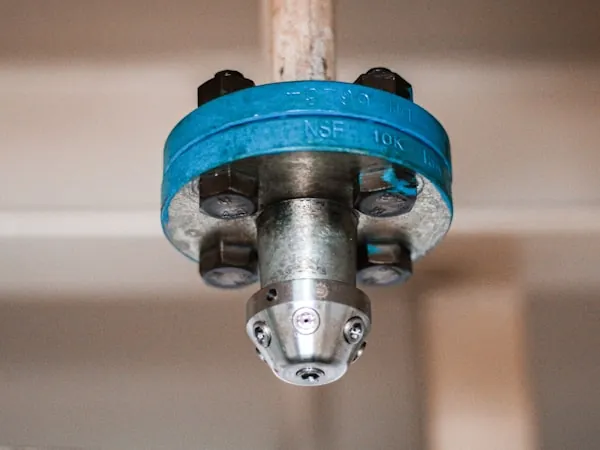 Válvula instalada sobre tubería de sistema contra incendio