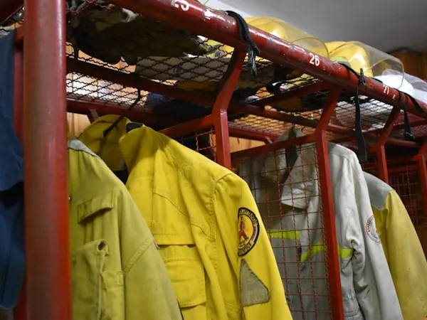 Chaquetones estructurales en rack de estación