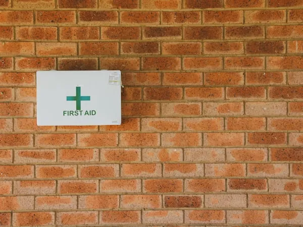 Señal de primeros auxilios colocada en muro de un centro de trabajo