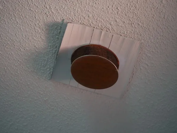 Detector de humo puntual montado en plafón de oficina