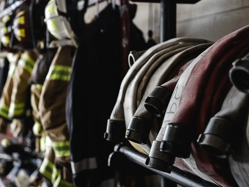 Equipos de respiración con mangueras y reguladores en el rack de la estación
