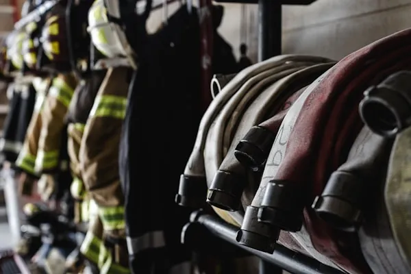 Chaquetones y equipo de protección colgados en el rack de la estación