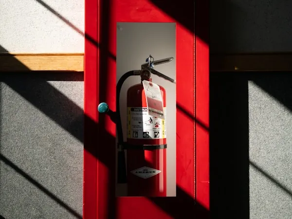 Gabinete rojo con extintor instalado y señalizado