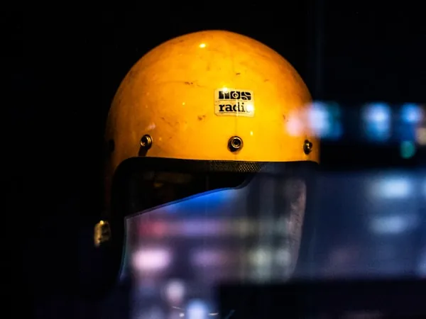 Casco de protección amarillo listo para asignación de brigada