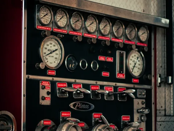 Panel de manómetros e instrumentación del sistema de bombeo
