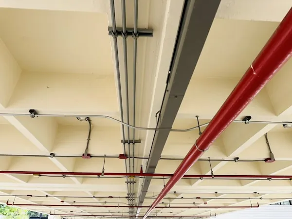 Red de tubería de un sistema fijo instalada en techo técnico