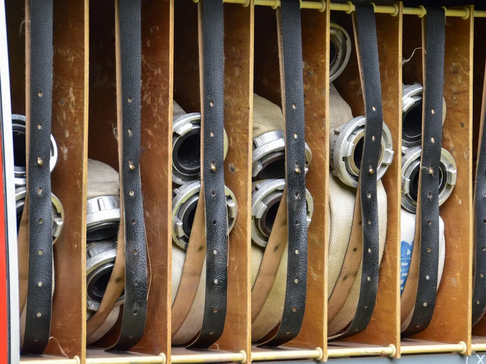 Rack con cascos estructurales alineados en la estación