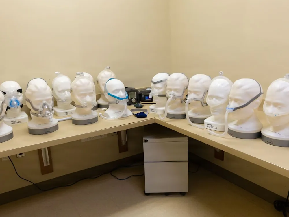 Lote de máscaras faciales completas preparadas para asignación