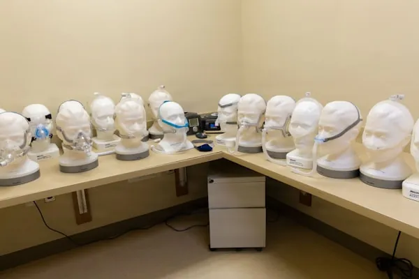 Piezas faciales montadas en cabezas de maniquí en un taller de mantenimiento