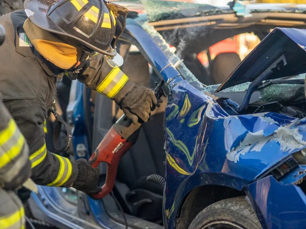 Bombero operando una cortadora hidráulica en extricación vehicular