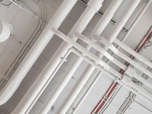 Canalización de circuitos de detección instalada en techo industrial