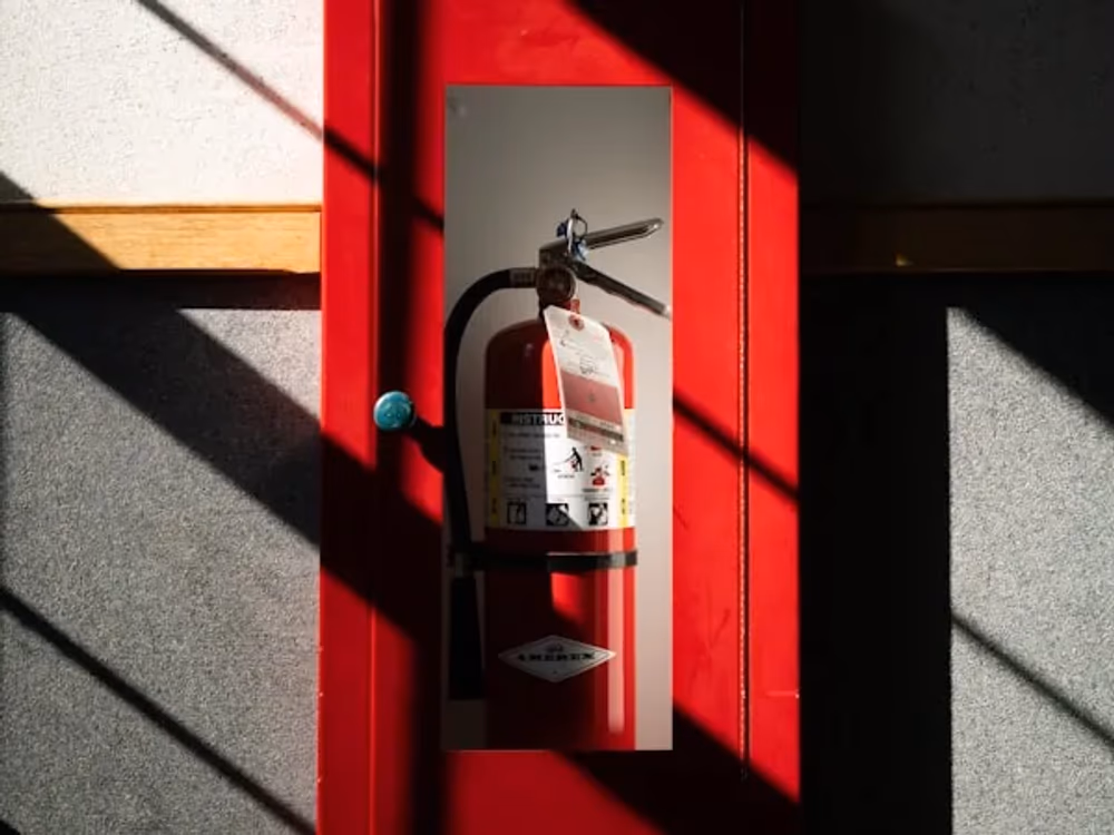 Extintor dentro de gabinete rojo con acceso señalizado