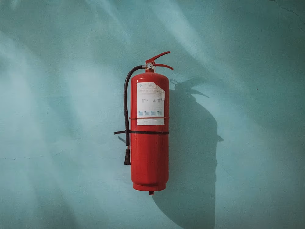 Extintor de agua montado en muro de área administrativa